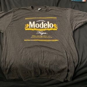 Negra modelo T-shirt